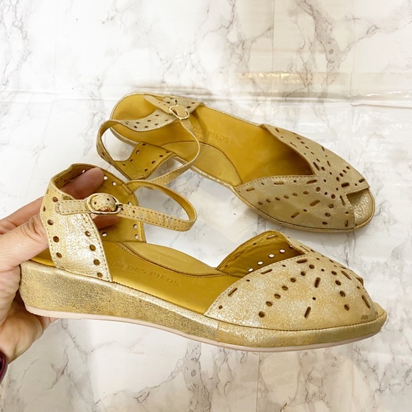 L’Amour Des Pieds Shoes - L’amour Des Pieds Brynn Gold Low Platform Sandals